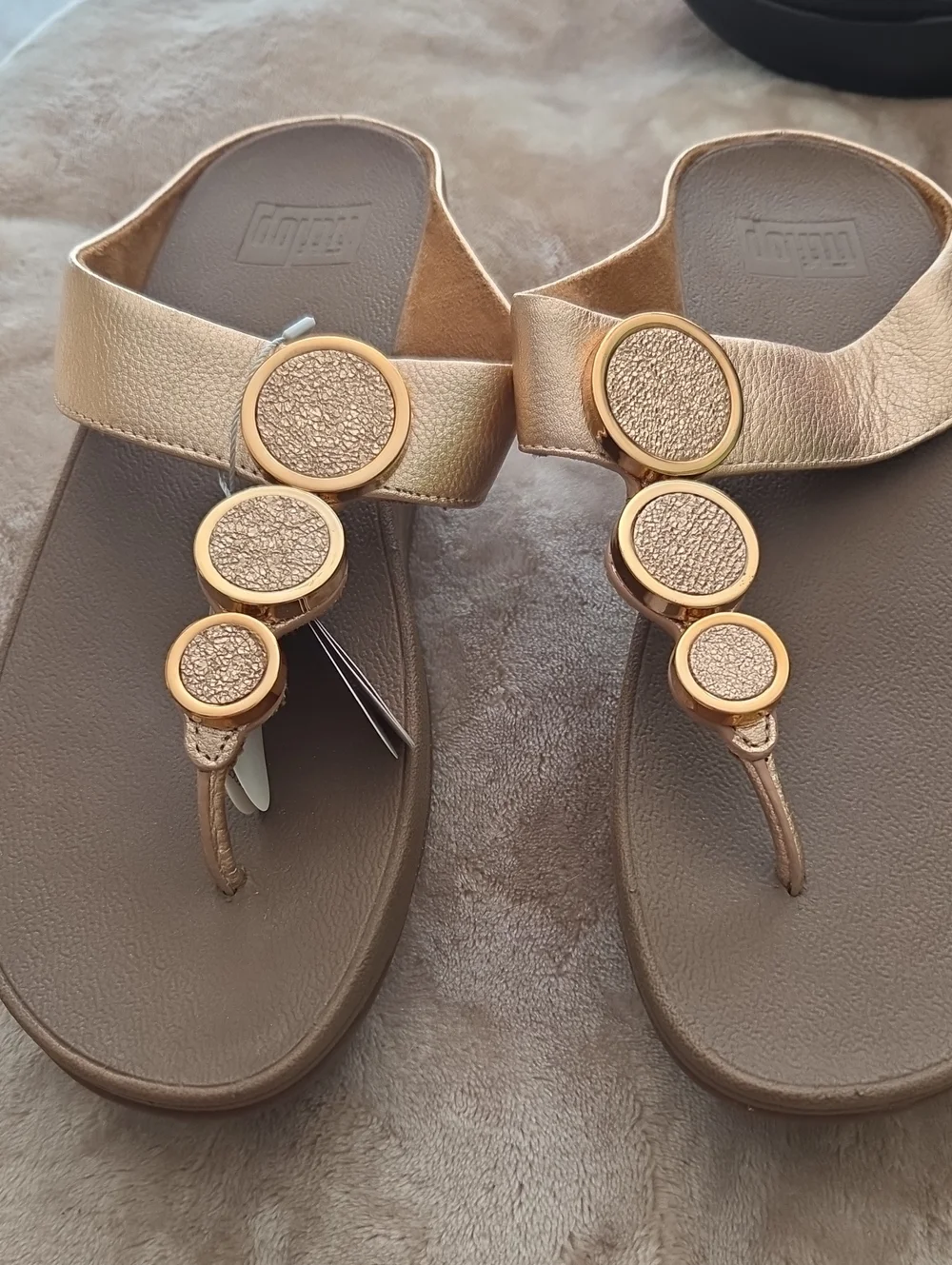 Fitflop Women’s Rose Gold Metallic Toe-Post Sandals with Decorative Discs